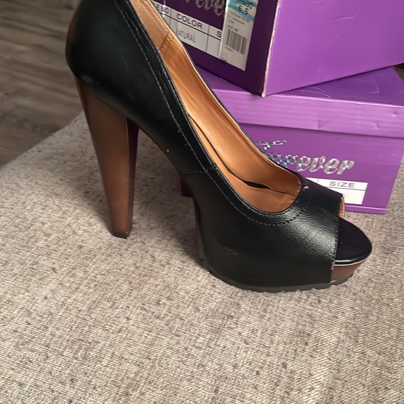 All heels accept 1 are a size 7-7.5. There is one pair that are an 8. - Picture 5 of 8